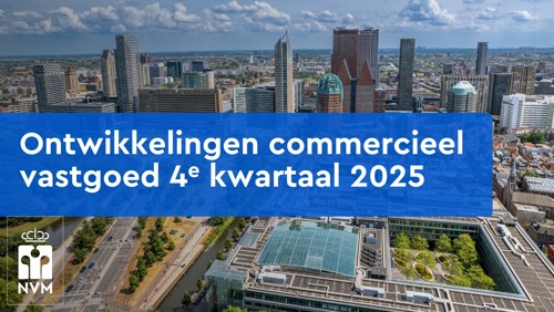 Luchtfoto van een moderne skyline met wolkenkrabbers; op een blauwe banner staat Ontwikkelingen commercieel vastgoed 4e kwartaal 2025, met het NVM-logo in de hoek.