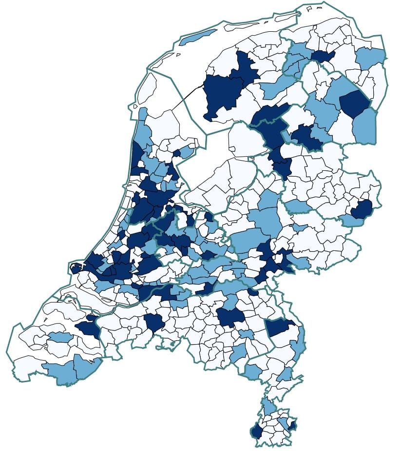Een abstracte groene afbeelding met horizontale lijnen over een vage kaart met verschillende donkergroene onregelmatige vormen en kruisende dunne lijnen die wegen of grenzen suggereren.