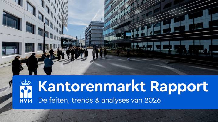 Mensen lopen tussen moderne kantoorgebouwen op een zonnige dag. Een blauwe banner onderaan luidt: "Kantorenmarkt Rapport. De feiten, trends & analyses van 2026" met het NVM-logo.