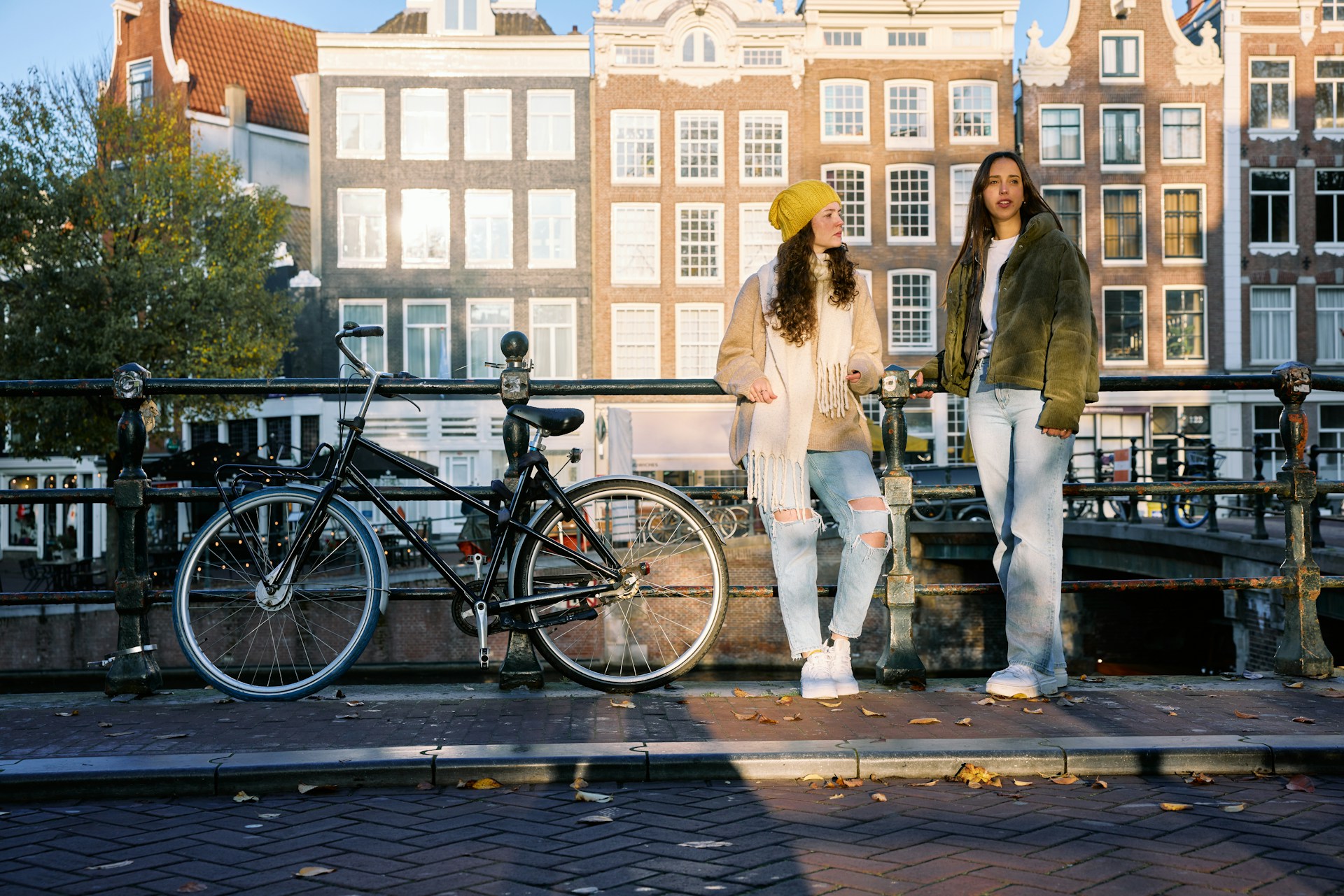 Een straatbeeld met een aantal fietsen geparkeerd in rekken voor oude gebouwen in Europese stijl, digitaal vervormd met blokkerige, glitch-achtige effecten die een groot deel van het beeld verduisteren.