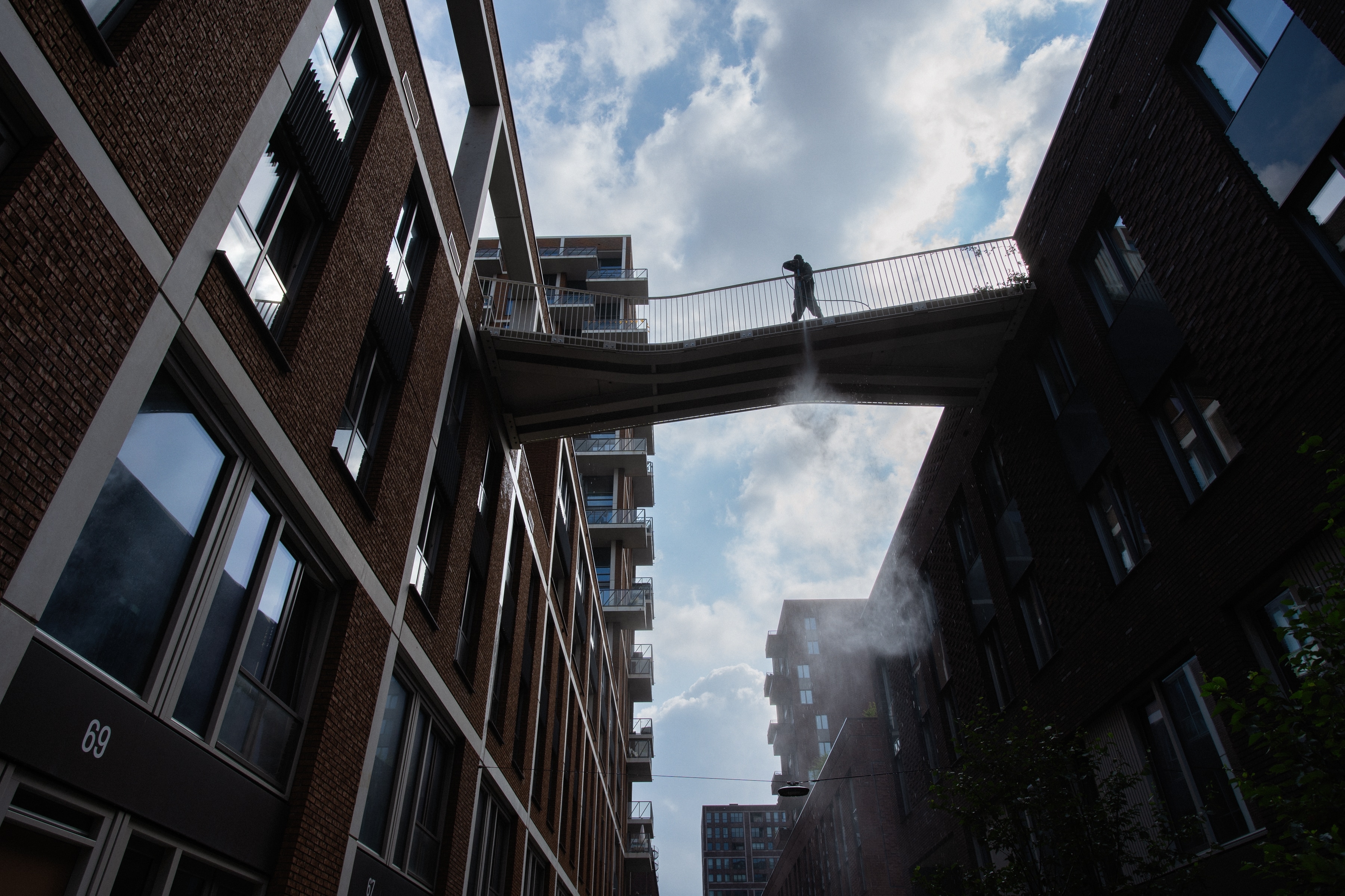 Stad brug tussen gebouwen