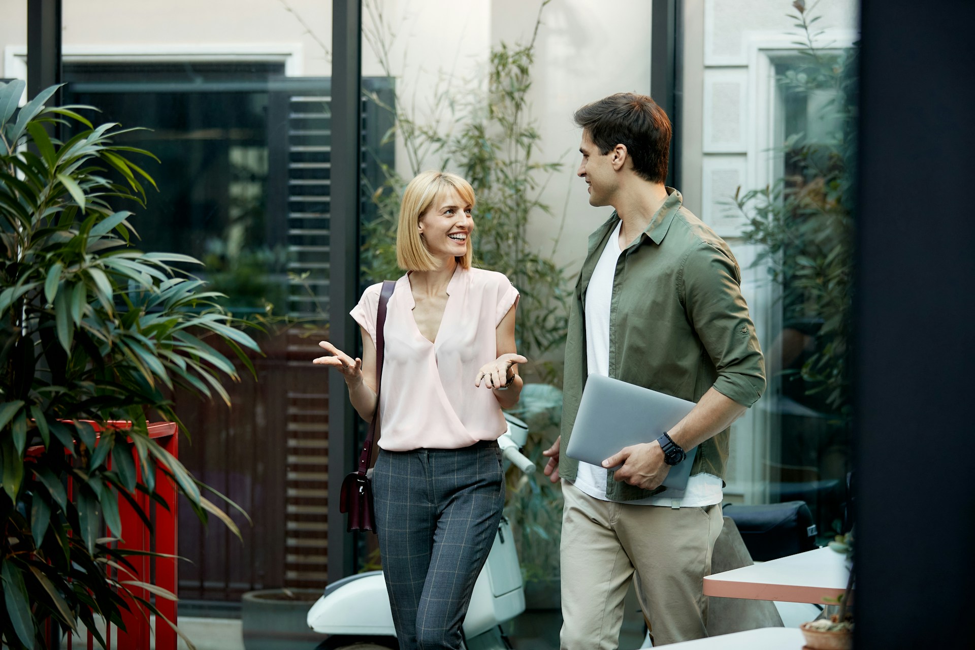 Een groep mensen staat buiten te praten, maar het beeld is sterk vervormd met digitale haperingen en kleurrijke strepen die de meeste details verbergen.