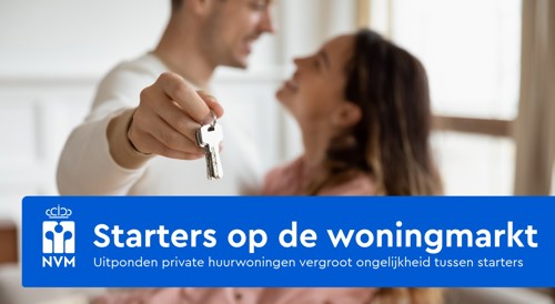 Een persoon houdt een sleutel naar de camera gericht en lacht naar een andere persoon op de achtergrond. Onderaan een blauwe banner met de tekst: Starters op de woningmarkt met extra Nederlandse tekst over de woningmarkt.