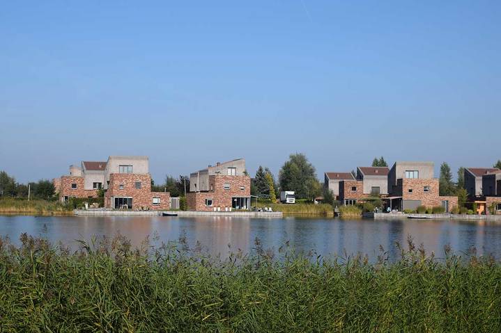 Vrijstaande huizen langs de Oosterlaakplas in Houten
