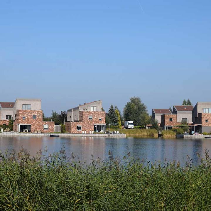 Vrijstaande huizen langs de Oosterlaakplas in Houten